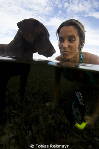 Dog and (Wo)man, Laguna Beach, Utila by Tobias Reitmayr 